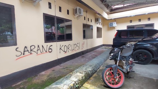 Polisi di Luwu Coreti Dinding Markas Polres Luwu dengan Tulisan 